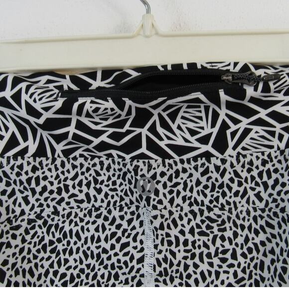 Lululemon Size 6 Real Quick Tight Miss Mosaic White / Posey Black White - Picture 4 of 9